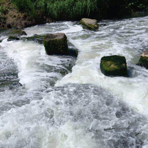 Schiume nel Bormida, Arpa: “Limiti del c6o4 non rispettati ma l’impatto sul fiume non è stato grave”