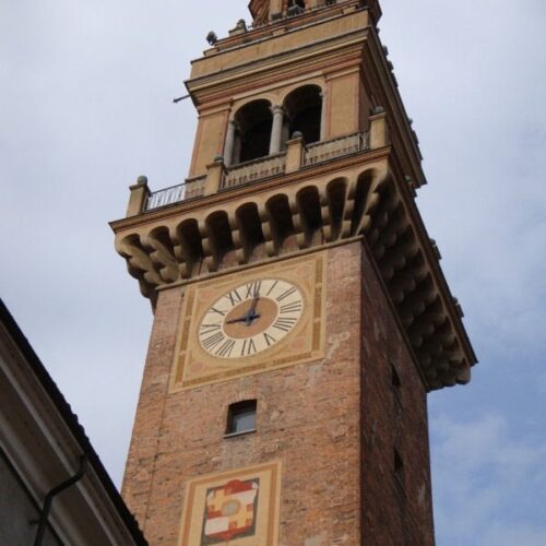 La Torre Civica di Casale si illumina di viola per la Giornata della fibromialgia