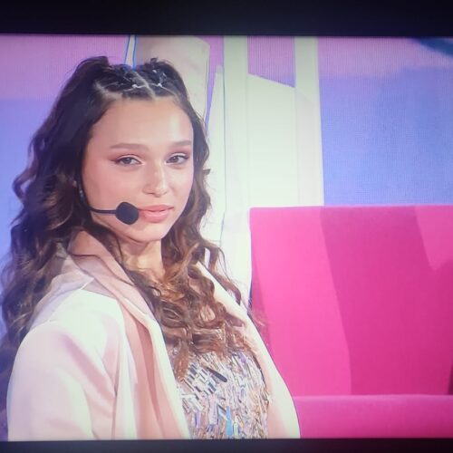 Sarah Toscano da Vigevano in finale ad “Amici”: la sua voce conquista tutti