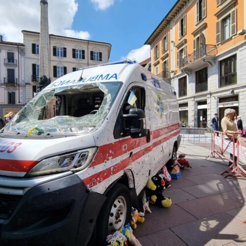 I segni della guerra. In piazzetta della Lega l’ambulanza crivellata di colpi in Ucraina