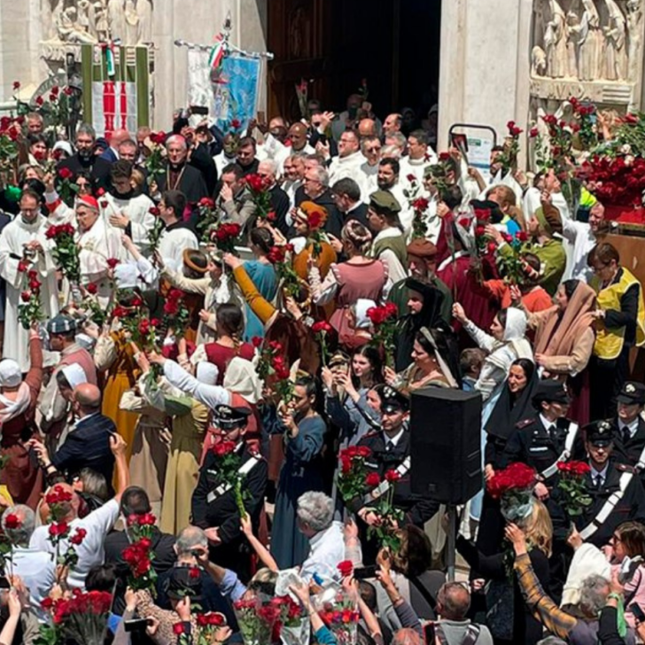 Torna oggi la tradizione: la benedizione delle rose di Santa Rita a San Pietro in Ciel d’Oro