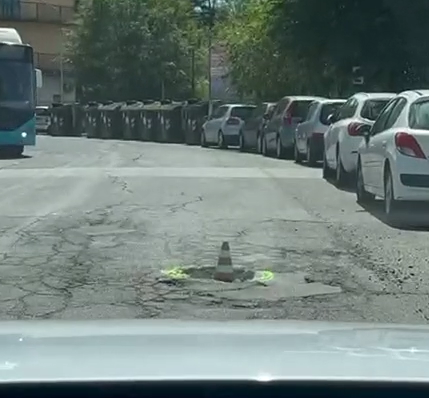 Il birillo nel buco in mezzo alla strada: l’indignazione di un lettore