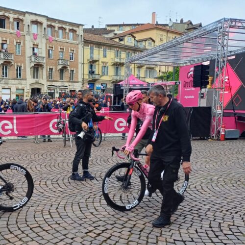 Ad Acqui la partenza della quarta tappa del Giro: in piazza Italia una festa tinta di rosa [FOTO]