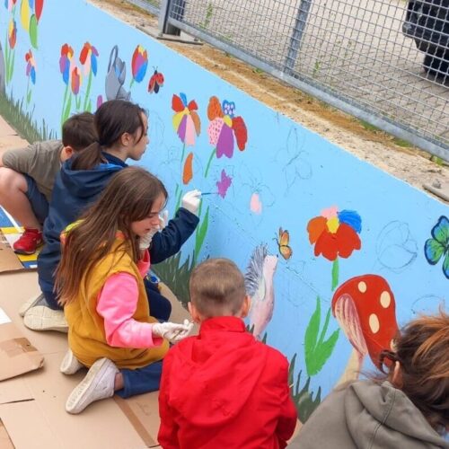 A Valmadonna il sottopasso diventa un murale ricco di colori e fantasia grazie ai bambini del sobborgo