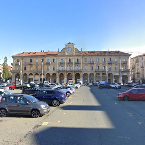 Una settimana di spettacoli in piazza Garibaldi tra saldi e mercato. Ambulanti e commercianti vogliono capire