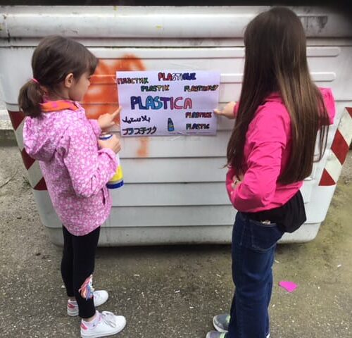 Cartelli multilingue sui cassonetti: a Valmadonna i bambini promuovono l’inclusione e il rispetto dell’ambiente