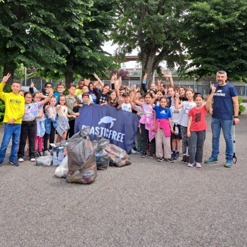 Supereroi dell’ambiente: i bambini della scuola Rattazzi di Alessandria raccolgono i rifiuti abbandonati