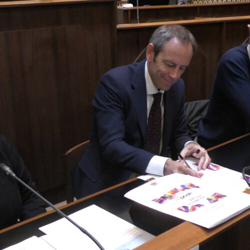 Alessandria Pride, sindaco firma l’adesione alla rete anti-discriminazioni: “Sarà una giornata di festa e unità”