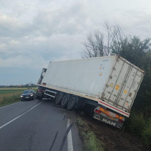 Tir fuori strada tra Castelnuovo e Pontecurone: strada riaperta