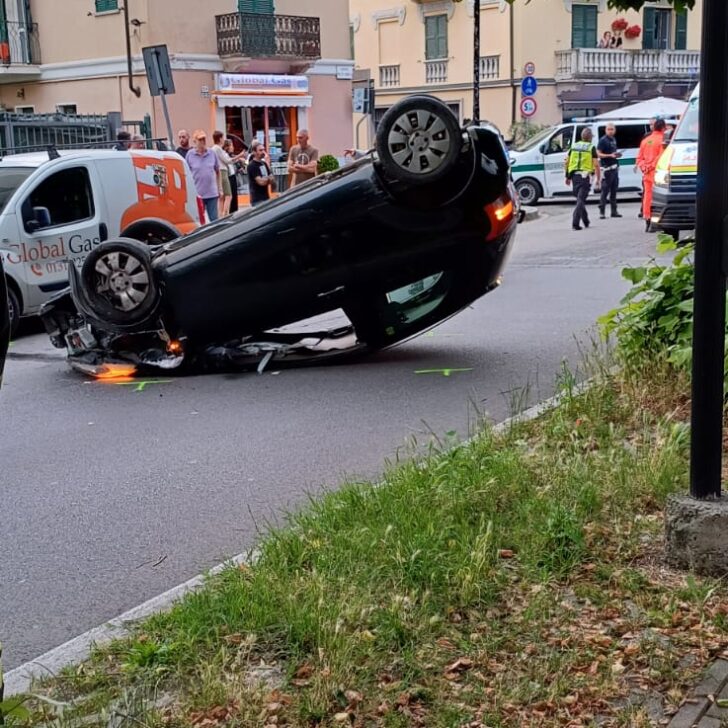 Incidente in viale Milite Ignoto ad Alessandria. Auto finisce contro veicoli in sosta e si ribalta