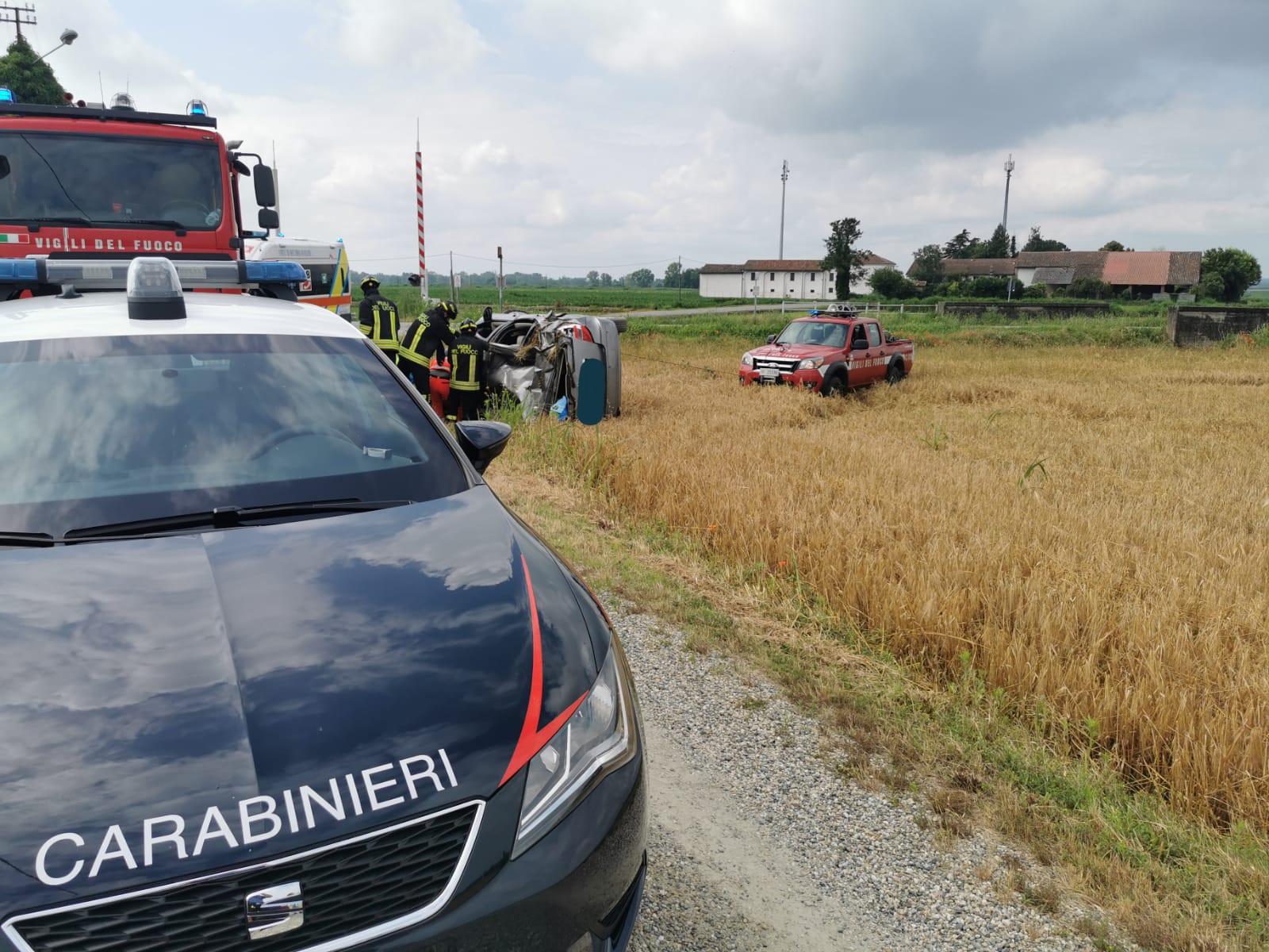 Incidente a Casale: auto finisce fuori strada e si ribalta