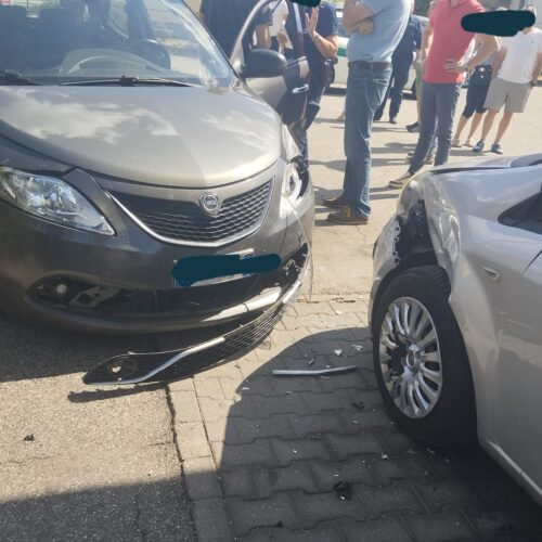 Incidente a Casale: due auto si scontrano nell’area di servizio