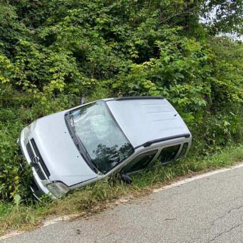 Auto con a bordo un bambino piccolo finisce fuori strada a Camagna