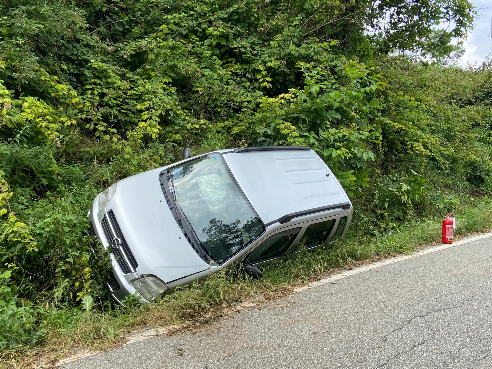 Auto con a bordo un bambino piccolo finisce fuori strada a Camagna