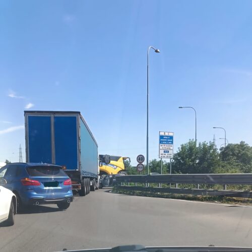 Incidente alla rotonda davanti al Marengo retail park: traffico congestionato