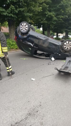 Incidente in viale Milite Ignoto ad Alessandria. Auto finisce contro veicoli in sosta e si ribalta