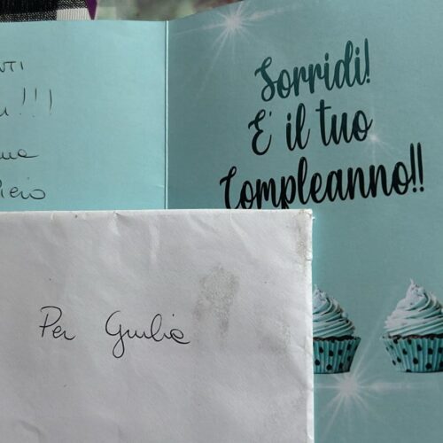 Biglietto d’auguri smarrito al quartiere Cristo: una cittadina cerca la festeggiata Giulia per restituirlo