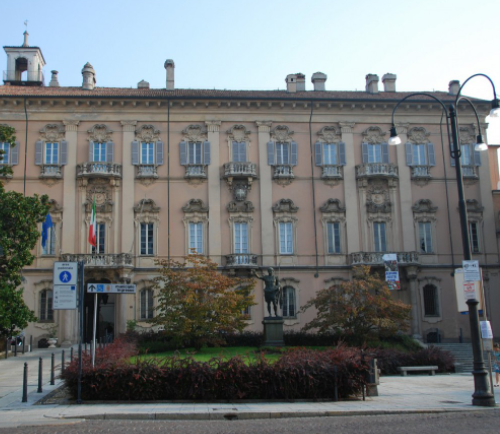 Sabato e domenica si vota per scegliere il nuovo sindaco di Pavia. Tre domande ai cinque candidati