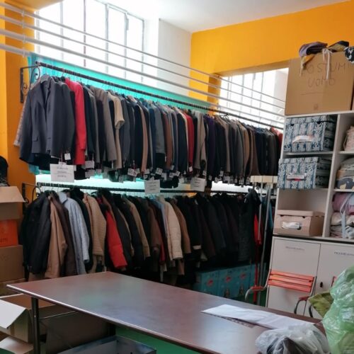 L’appello di Caritas Alessandria: “Servono magliette da uomo, lenzuola e tovaglie”
