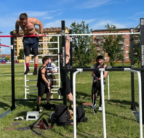 Primo anno di sport nella palestra Calisthenics all’aperto al quartiere Cristo