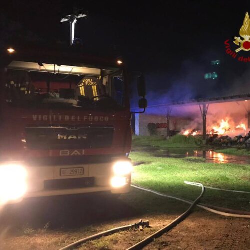 Rotoballe e trattore avvolti dalle fiamme: Vigili del Fuoco domano incendio a Corteolona