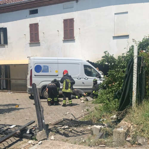 Furgone esce fuori strada e sfonda muro di un’abitazione in via Profumati