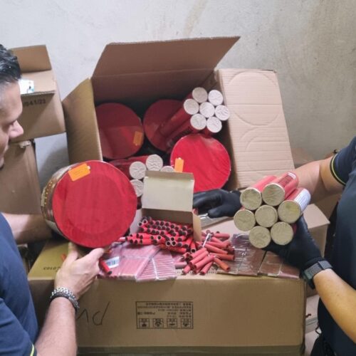 Finanza trova oltre 3,5 tonnellate di “botti” nel deposito di un negozio. Sequestrati anche 30 mila giocattoli e presidi medici