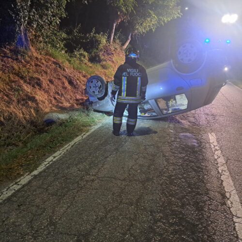 Auto esce di strada e si ribalta a Ozzano