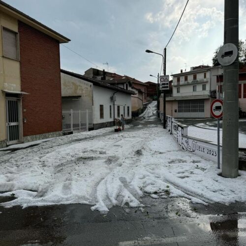 Paura a Quattordio: lamiere in strada e strade imbiancate dalla grandine