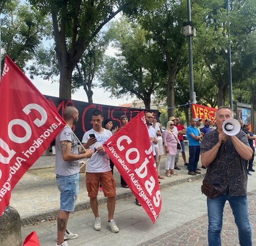 Gli ex braccianti della Lazzaro in presidio ad Alessandria: “Aspettiamo ancora 400 mila euro”