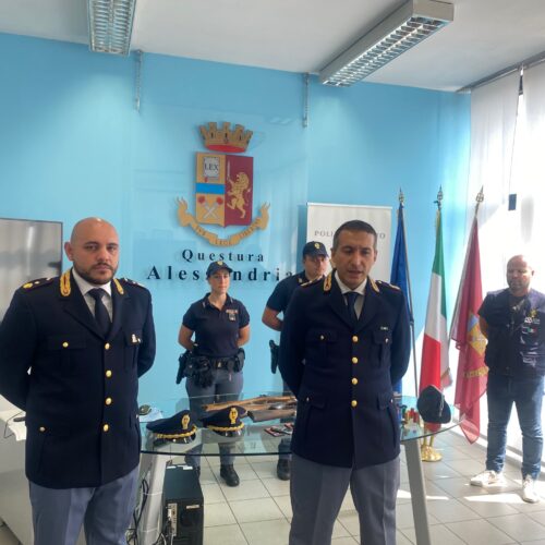 Evade dai domiciliari per portare avanti l’attività di spaccio. In casa la Polizia trova anche tre fucili e munizioni