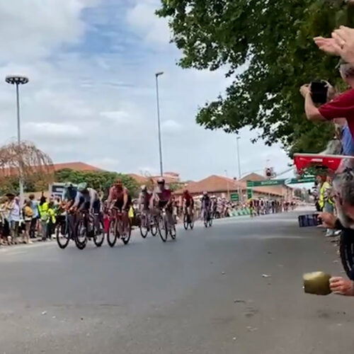 La carovana gialla del Tour de France sfreccia per le vie di Alessandria
