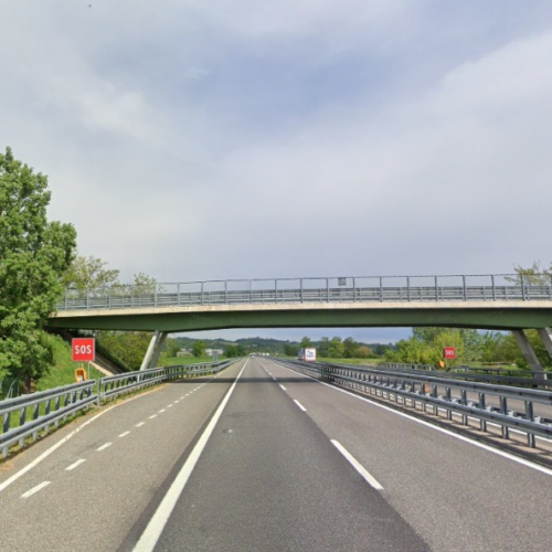 Tenta di gettarsi dal cavalcavia in via dei Preti. Salvata da un poliziotto e un’infermiera  