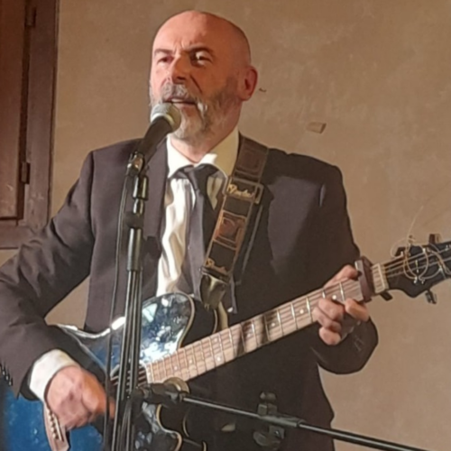 “Gaber avrebbe scritto un pezzo al vetriolo sull’IA”: Bertoli in concerto al Broletto