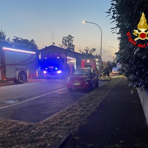 Incendio in un appartamento a Merlino: evacuate dodici famiglie