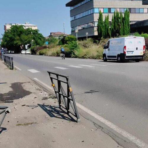 Incidente in via Raggio a Novi: auto fuori strada, illesa la conducente