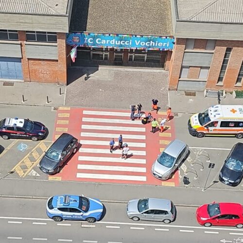 Cammina in stato confusionale e cerca di farsi travolgere dalle auto. Donna soccorsa e portata in ospedale