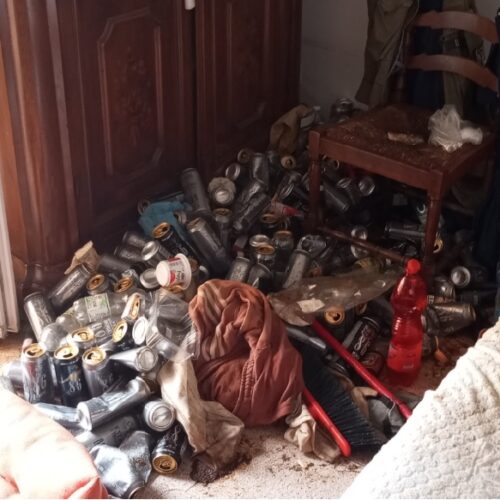Vivevano in una stanza sommersa da rifiuti ed escrementi. Uomo e il suo cane tratti in salvo