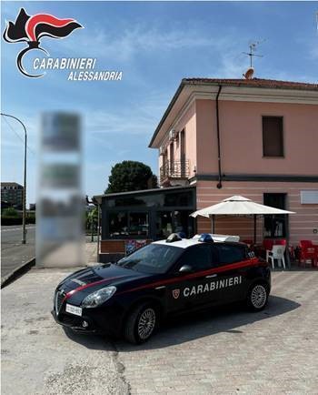 Pretende una camera gratis poi si scaglia contro i Carabinieri