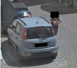 Giovane danneggia un’auto in centro a Casale: identificato dalla Polizia Locale
