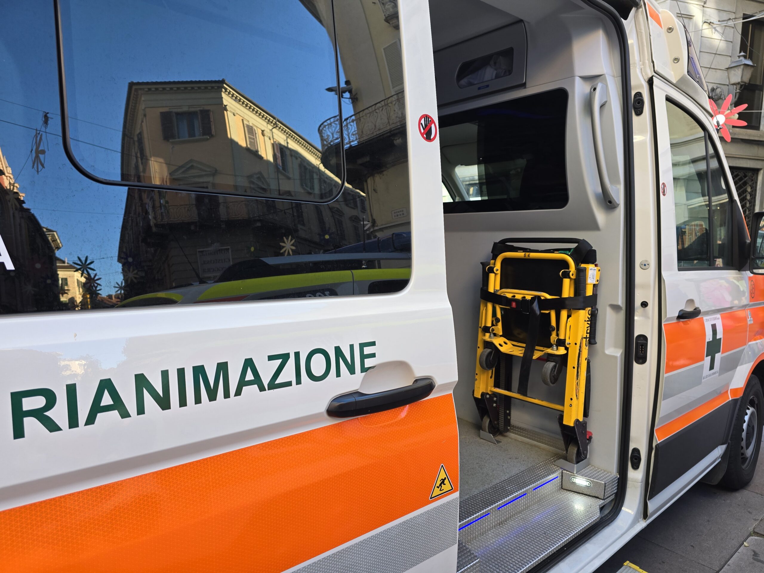 Uomo a terra dopo una probabile caduta da una scala: è grave