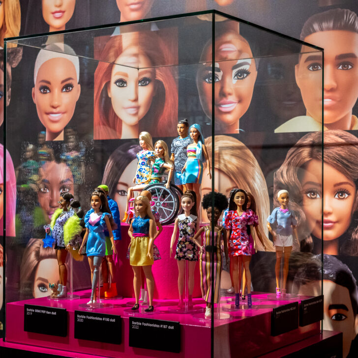 Il mondo di Barbie in mostra a Milano: sessantacinque anni di moda e sogni