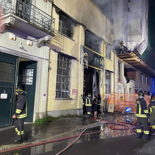 Tragico incendio a Milano in un emporio: muoiono tre giovani