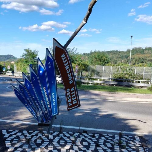 Auto perde il controllo su una rotonda e abbatte un cartello stradale a Serravalle Scrivia