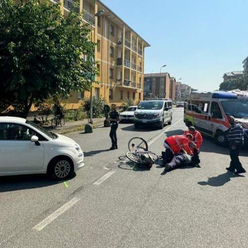 Ciclista investito da un’auto in via Galimberti: nessuna grave conseguenza