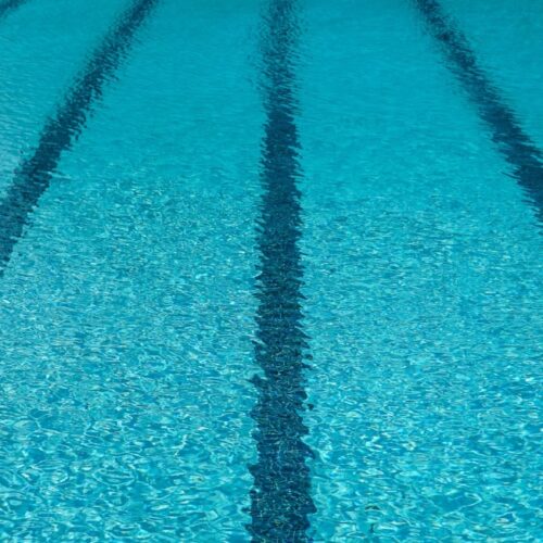 Sedicenne rischia di annegare in piscina. Salvato dal tempestivo intervento dei bagnini