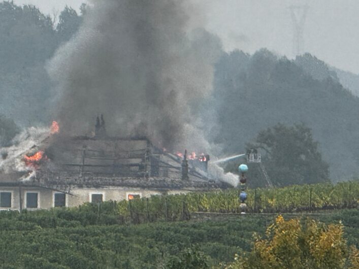 Incendio Villa Raggio a Gavi: continua il lavoro dei Vigili del Fuoco. Le foto dell’intervento nelle prime ore