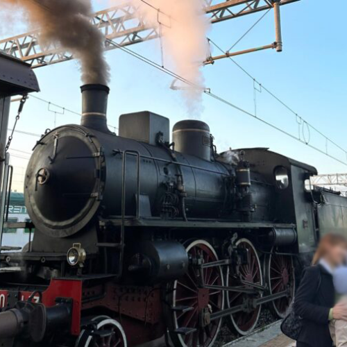 Le foto e il video della sbuffante locomotiva lungo la “Via del riso”