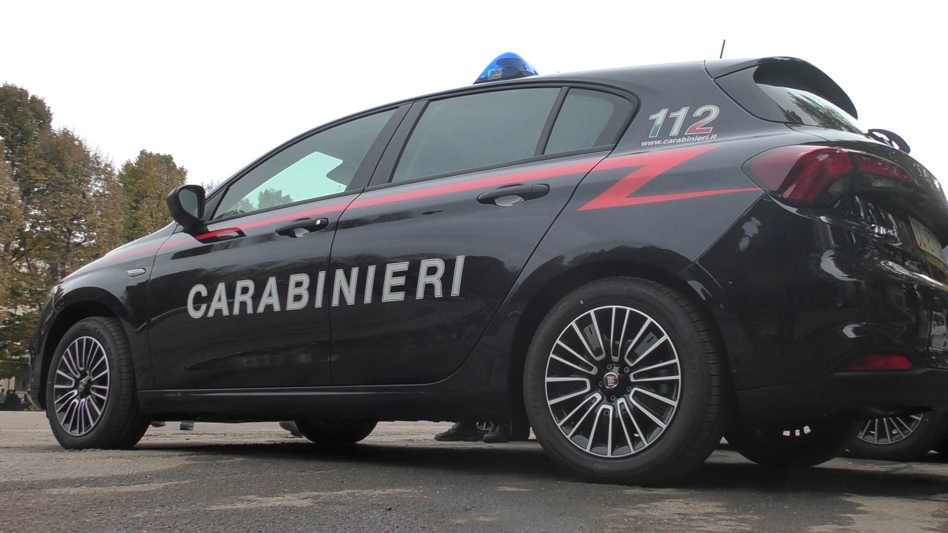 Giovane donna accoltellata fuori da un supermercato a Giussano
