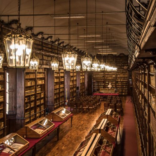 Le liste di Eco e Montale in mostra:  il Salone Teresiano diventa teatro di contrasti